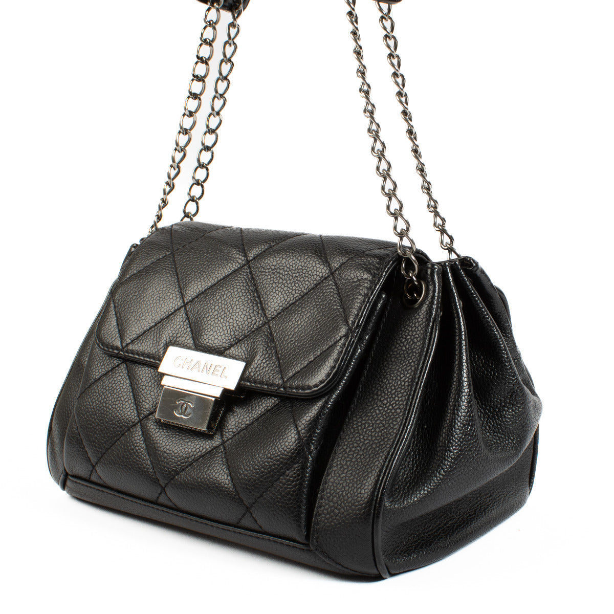 Chanel Black Accordion Flap Shoulder Bag aan de beste prijs bij Labellov tweedehands luxe in Antwerpen en Knokke.