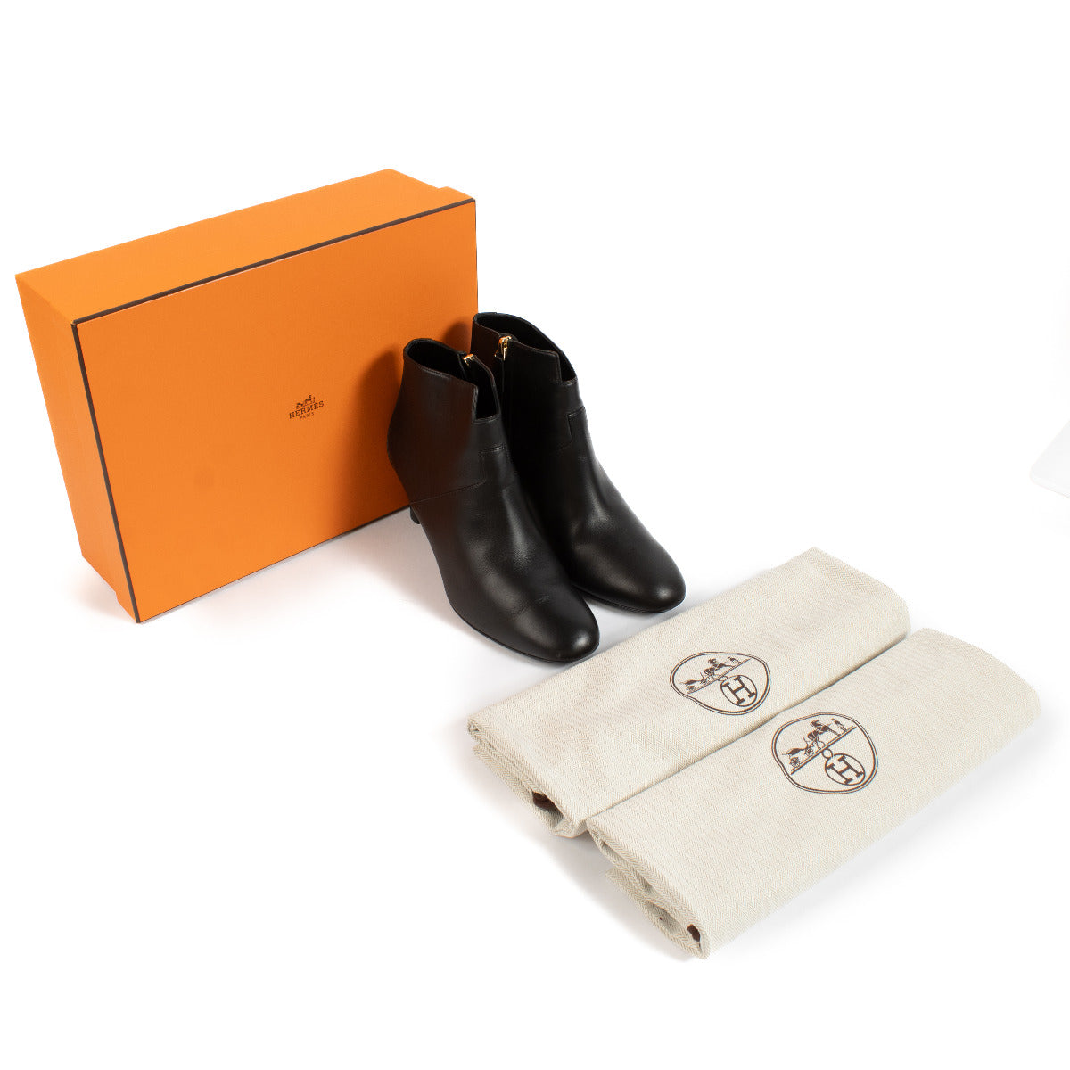 Hermès Black Ankle Boots - size 38 aan de beste prijs bij Labellov tweedehands luxe in Antwerpen en Knokke. Wij kopen en verkopen aan de beste prijs.