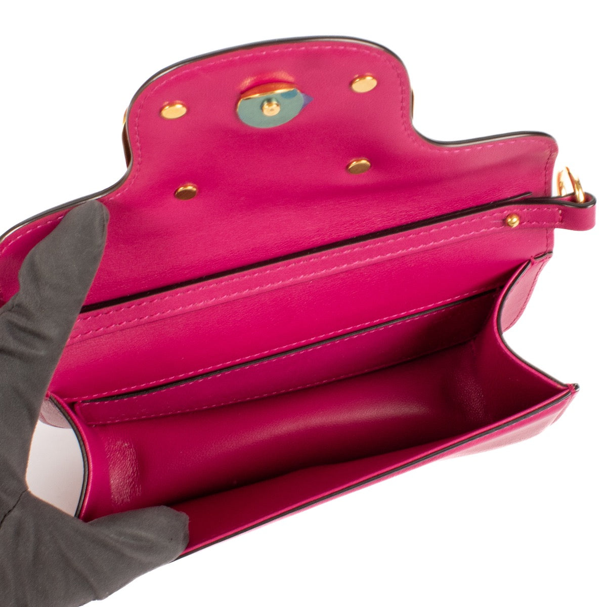 Shop safe online at Labellov in Antwerp, Brussels and Knokke this 100% authentic second hand Valentino Garavani Rose Violet Small Loco Bag. Veilig online tweedehands authentieke Valentino Garavani Rose Violet Small Loco handtas kopen bij Labellov.