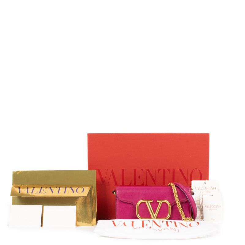 Shop safe online at Labellov in Antwerp, Brussels and Knokke this 100% authentic second hand Valentino Garavani Rose Violet Small Loco Bag. Veilig online tweedehands authentieke Valentino Garavani Rose Violet Small Loco handtas kopen bij Labellov.
