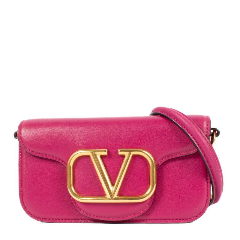 Shop safe online at Labellov in Antwerp, Brussels and Knokke this 100% authentic second hand Valentino Garavani Rose Violet Small Loco Bag. Veilig online tweedehands authentieke Valentino Garavani Rose Violet Small Loco handtas kopen bij Labellov.