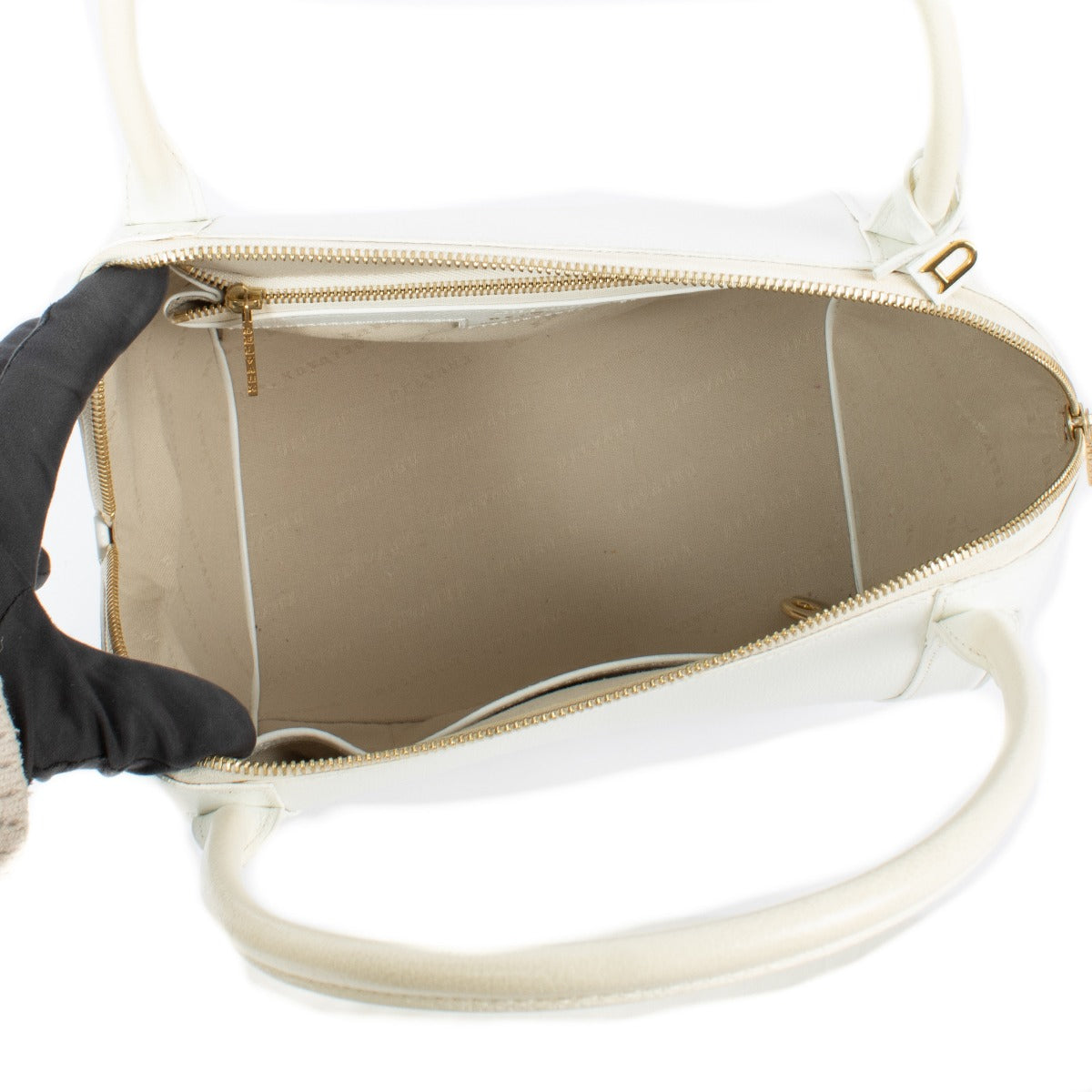 Shop 100% authentic secondhand Delvaux White Perle Shoulder Bag on Labellov.com