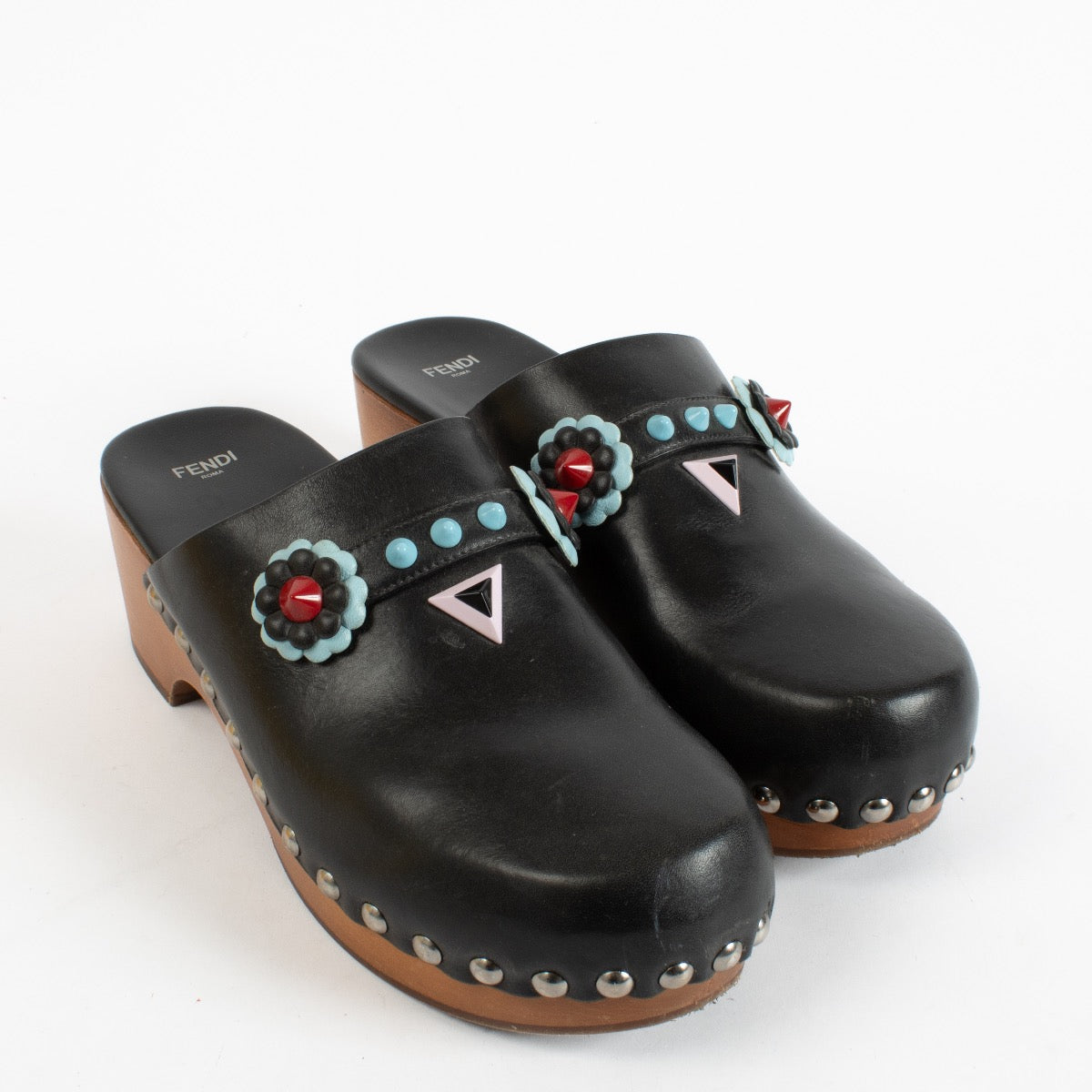 Shop safe online at Labellov in Antwerp, Brussels and Knokke these 100% authentic second hand Fendi Black Clogs - size 42