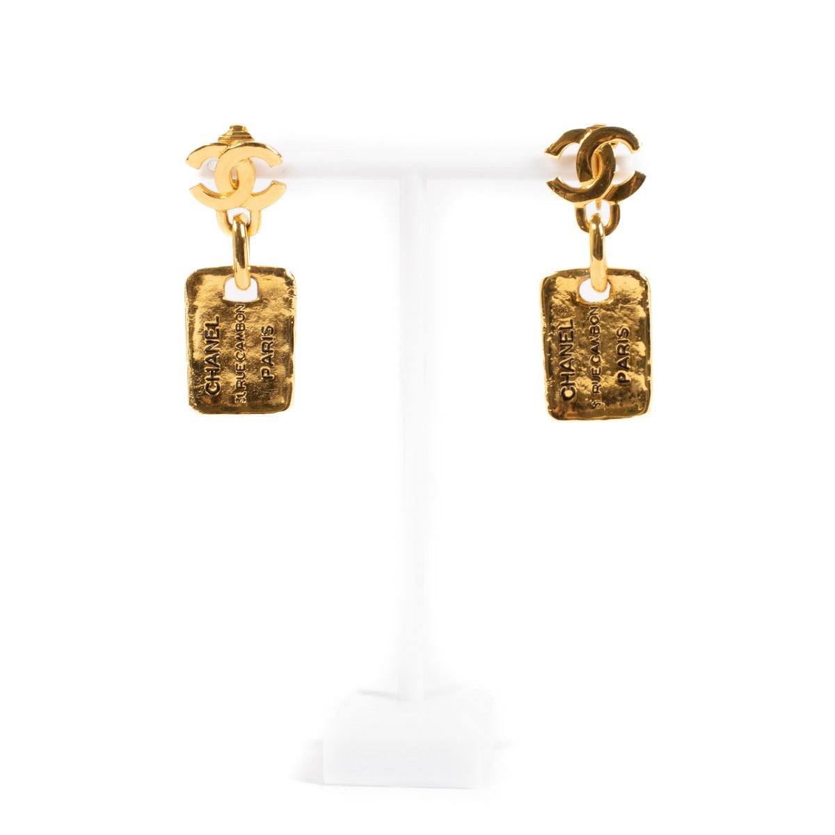 Boucles d'oreilles clips Chanel Vintage en plaqué or avec plaque 31 Rue Cambon et double C