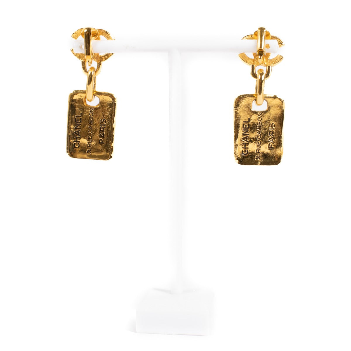 Boucles d'oreilles clips Chanel Vintage en plaqué or avec plaque 31 Rue Cambon et double C