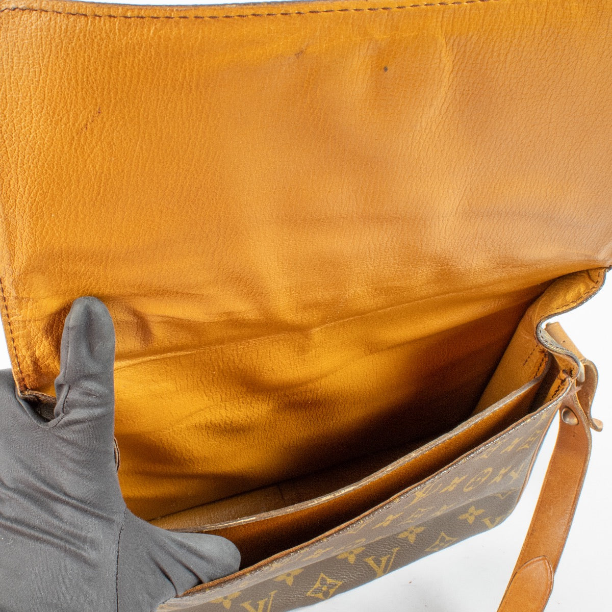 Authentic Preloved Louis Vuitton Vintage Monogram Crossbody on labellov.com