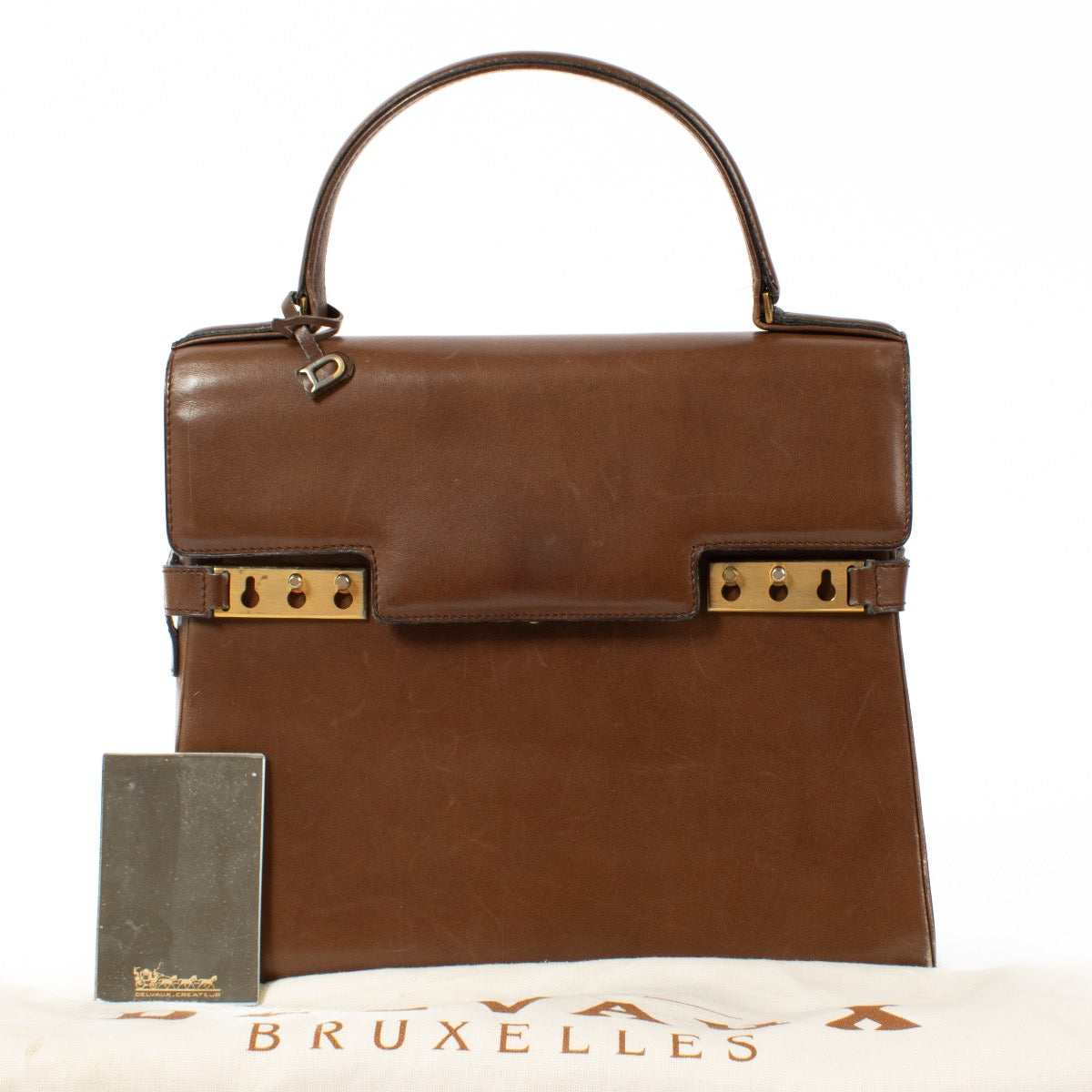 Shop safe online at Labellov in Antwerp, Brussels and Knokke this 100% authentic second hand Delvaux Brown Vintage MM Tempête. veilig online tweedehands authentieke Delvaux Brown Vintage MM Tempête handtas kopen bij Labellov.