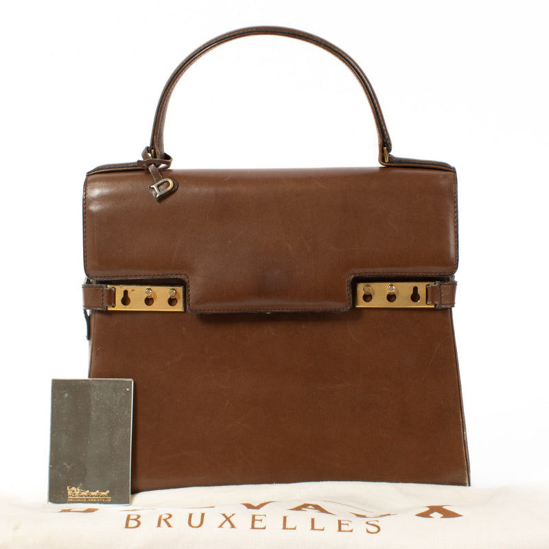 Shop safe online at Labellov in Antwerp, Brussels and Knokke this 100% authentic second hand Delvaux Brown Vintage MM Tempête. veilig online tweedehands authentieke Delvaux Brown Vintage MM Tempête handtas kopen bij Labellov.