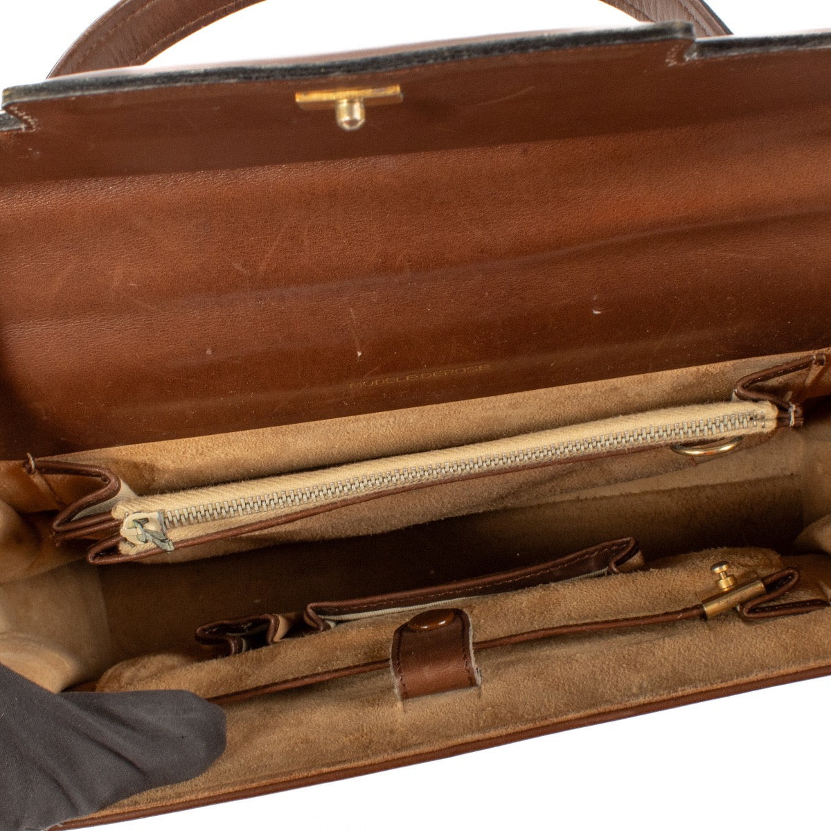 Shop safe online at Labellov in Antwerp, Brussels and Knokke this 100% authentic second hand Delvaux Brown Vintage MM Tempête. veilig online tweedehands authentieke Delvaux Brown Vintage MM Tempête handtas kopen bij Labellov.