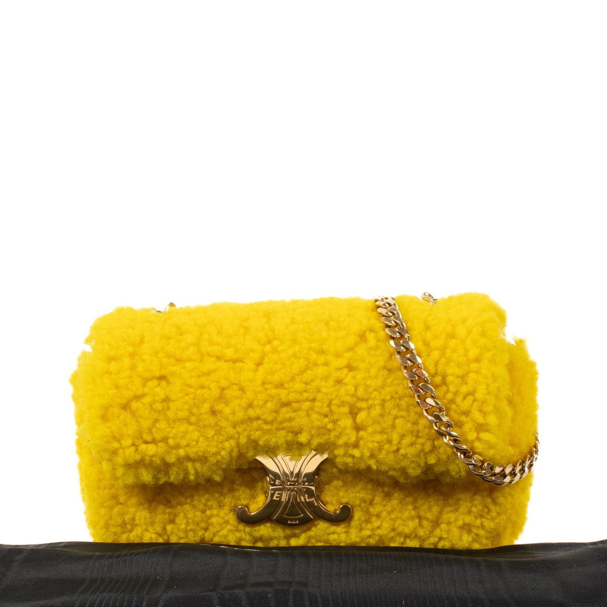 Shop safe online at Labellov in Antwerp, Brussels and Knokke this 100% authentic second hand Céline Yellow Shearling Triomphe Clutch. Veilig online tweedehands authentieke Céline Yellow Shearling Triomphe Clutch handtas kopen bij Labellov.