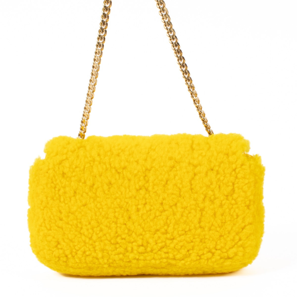 Shop safe online at Labellov in Antwerp, Brussels and Knokke this 100% authentic second hand Céline Yellow Shearling Triomphe Clutch. Veilig online tweedehands authentieke Céline Yellow Shearling Triomphe Clutch handtas kopen bij Labellov.