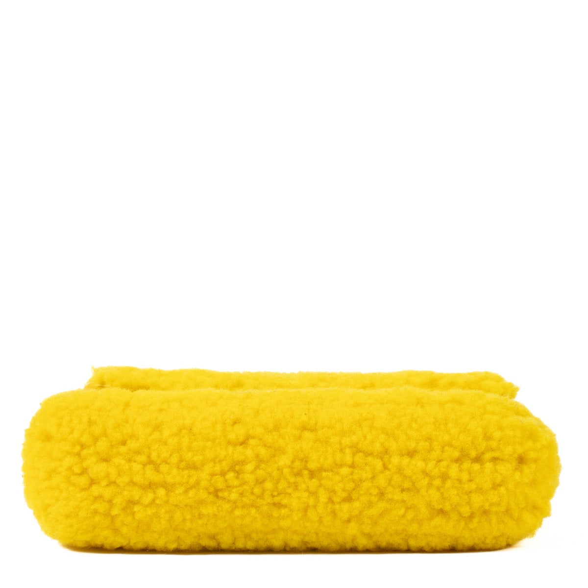 Shop safe online at Labellov in Antwerp, Brussels and Knokke this 100% authentic second hand Céline Yellow Shearling Triomphe Clutch. Veilig online tweedehands authentieke Céline Yellow Shearling Triomphe Clutch handtas kopen bij Labellov.