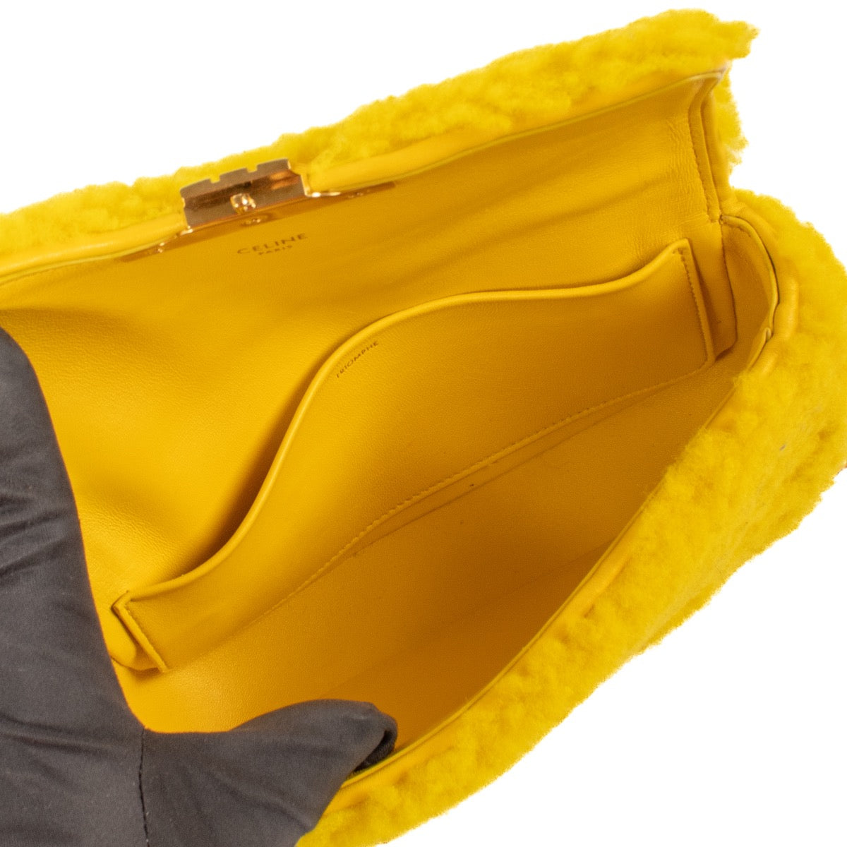 Shop safe online at Labellov in Antwerp, Brussels and Knokke this 100% authentic second hand Céline Yellow Shearling Triomphe Clutch. Veilig online tweedehands authentieke Céline Yellow Shearling Triomphe Clutch handtas kopen bij Labellov.