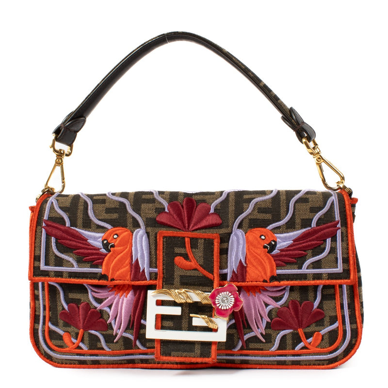 Shop safe online at Labellov in Antwerp, Brussels and Knokke this 100% authentic second hand Fendi FF Jacquard Fabric Spring 2019 Baguette. Veilig online tweedehands authentieke Fendi FF Jacquard Fabric Spring 2019 Baguette kopen bij Labellov.