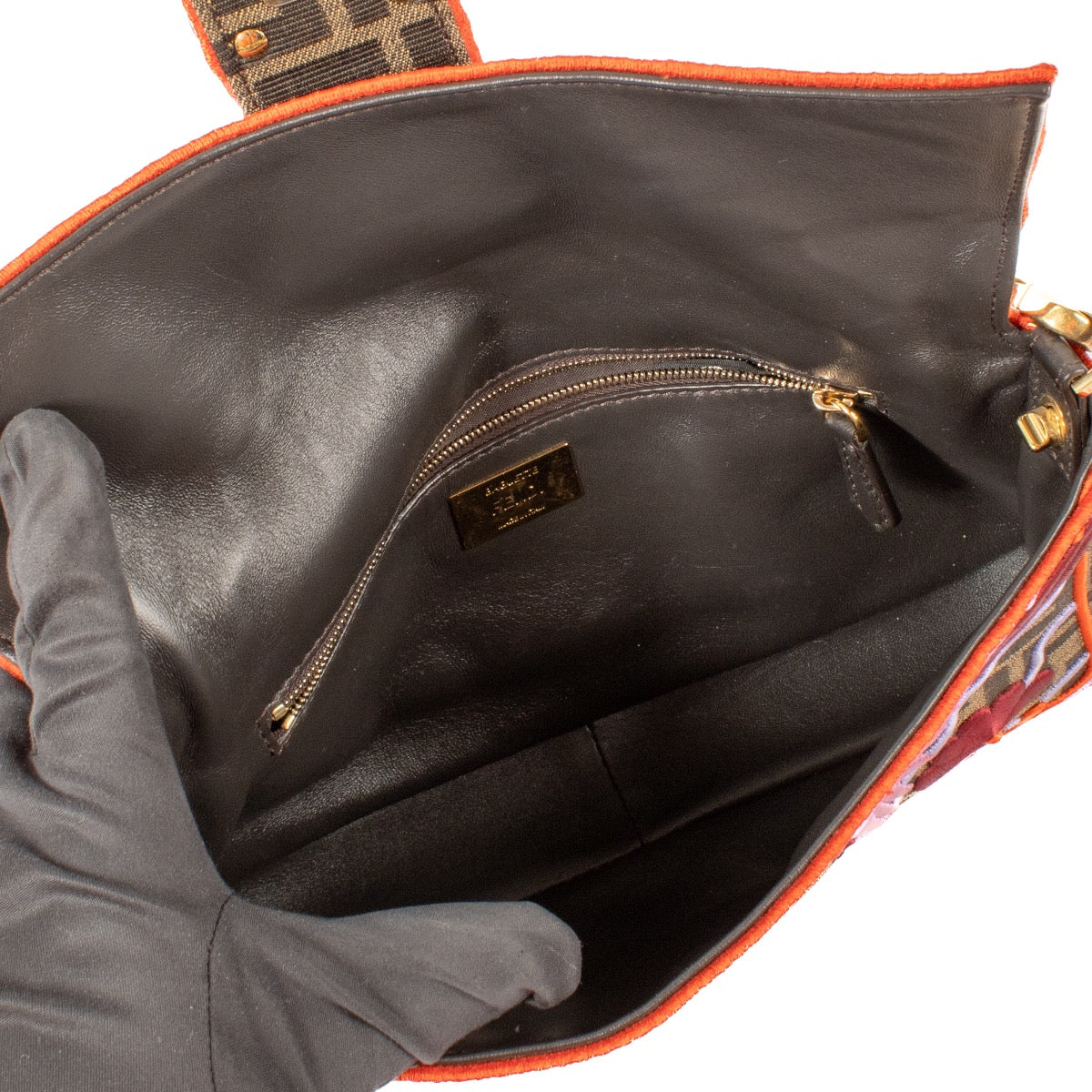 Shop safe online at Labellov in Antwerp, Brussels and Knokke this 100% authentic second hand Fendi FF Jacquard Fabric Spring 2019 Baguette. Veilig online tweedehands authentieke Fendi FF Jacquard Fabric Spring 2019 Baguette kopen bij Labellov.