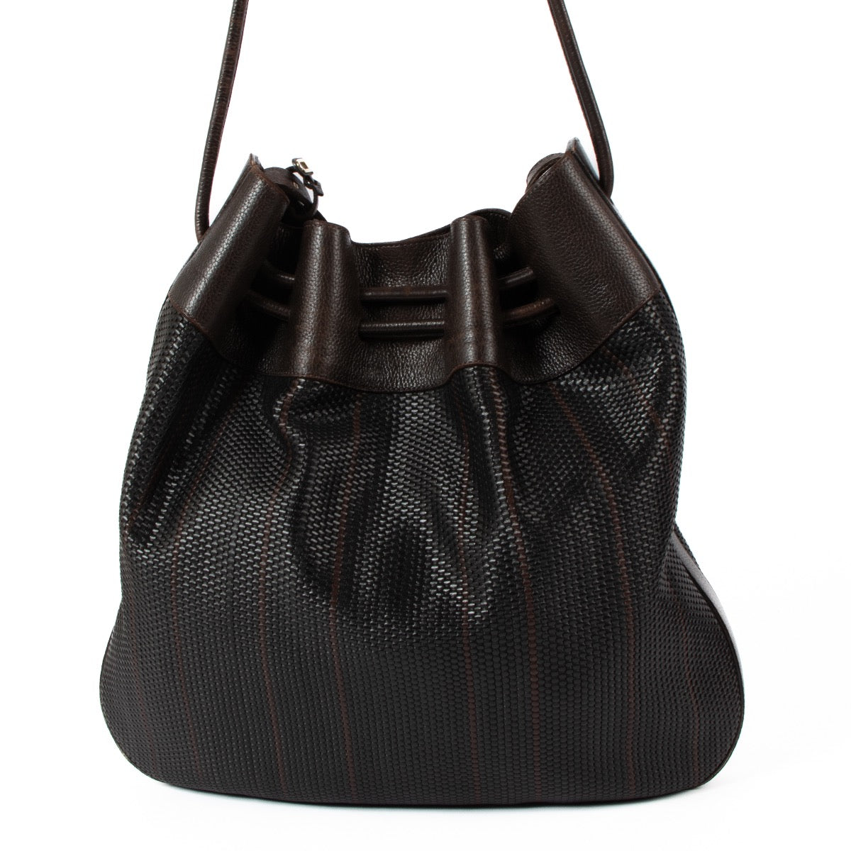 Shop safe online at Labellov in Antwerp, Brussels and Knokke this 100% authentic second hand Delvaux Brown Toile De Cuir Shoulder Bag. Veilig online tweedehands authentieke Delvaux Brown Toile De Cuir Shoulder Bag kopen bij Labellov.
