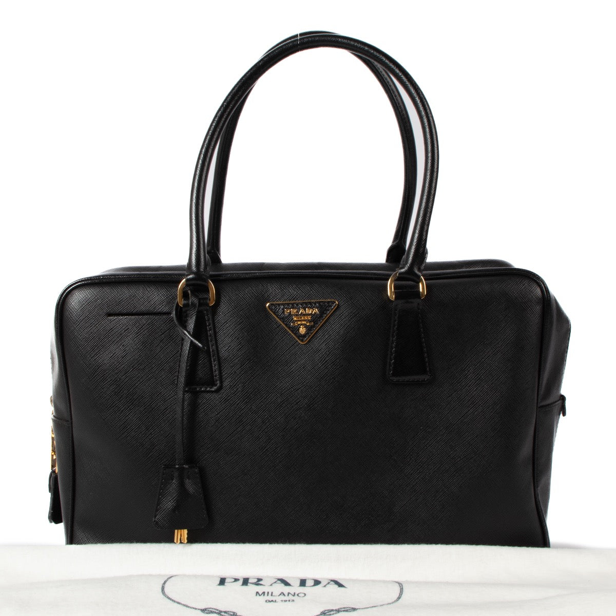 Shop safe online at Labellov in Antwerp, Brussels and Knokke this 100% authentic second hand Prada Black Saffiano Leather Boston Top Handle. Veilig online tweedehands authentiek Prada Black Saffiano Leather Boston Top Handle handtas bij Labellov kopen.