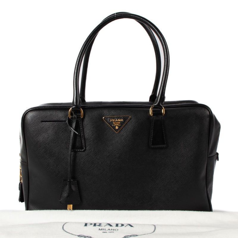 Shop safe online at Labellov in Antwerp, Brussels and Knokke this 100% authentic second hand Prada Black Saffiano Leather Boston Top Handle. Veilig online tweedehands authentiek Prada Black Saffiano Leather Boston Top Handle handtas bij Labellov kopen.