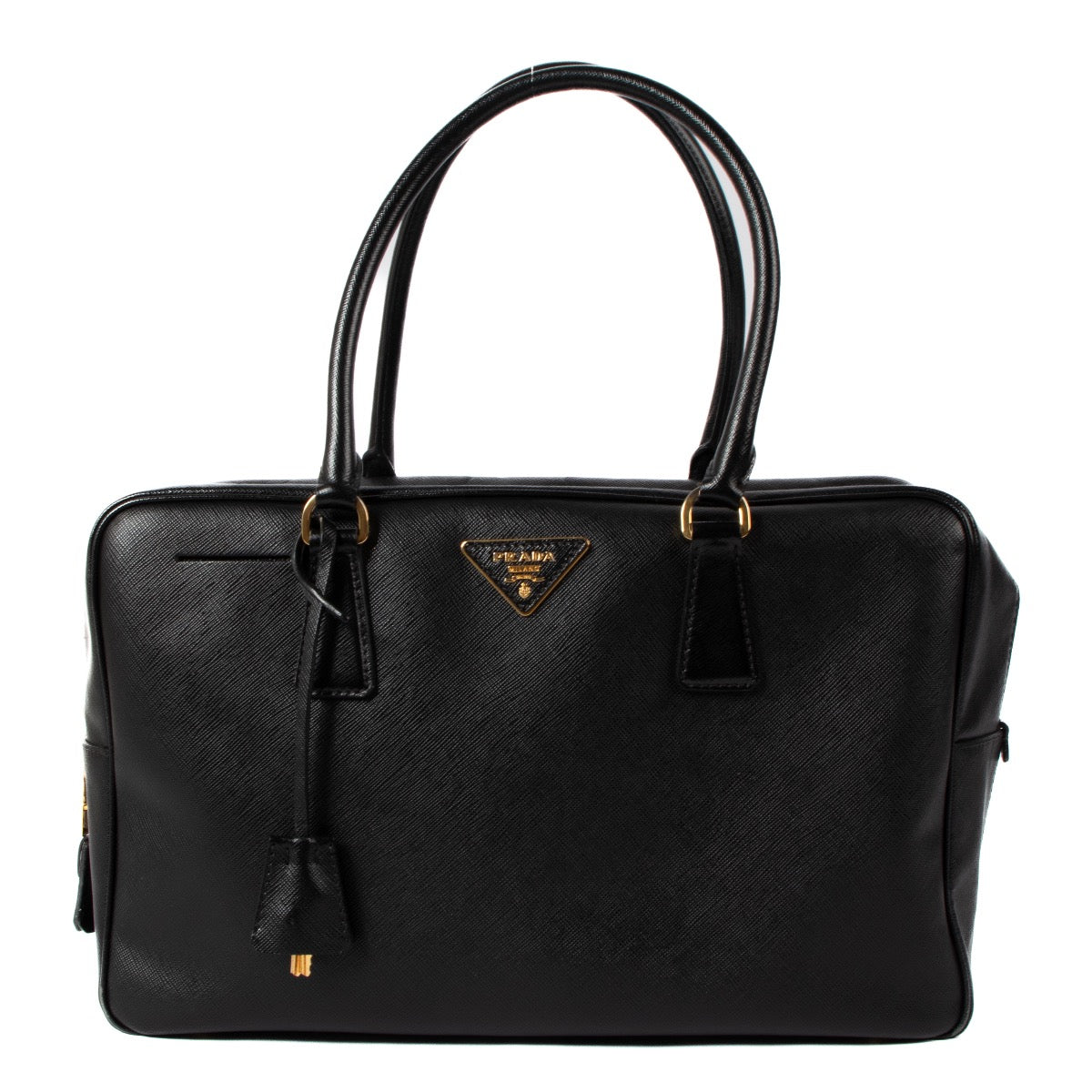Shop safe online at Labellov in Antwerp, Brussels and Knokke this 100% authentic second hand Prada Black Saffiano Leather Boston Top Handle. Veilig online tweedehands authentiek Prada Black Saffiano Leather Boston Top Handle handtas bij Labellov kopen.