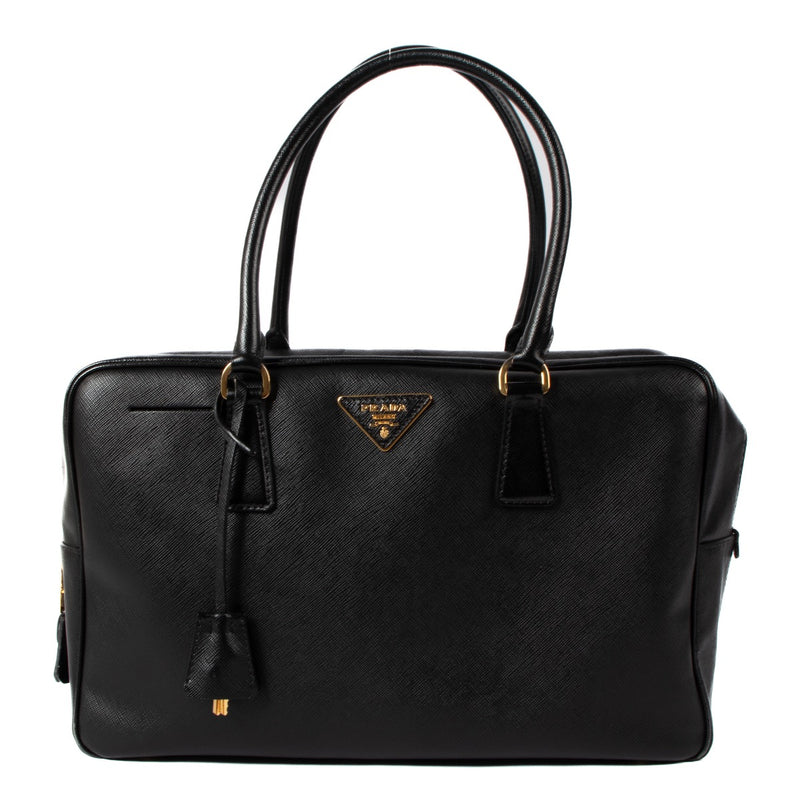 Shop safe online at Labellov in Antwerp, Brussels and Knokke this 100% authentic second hand Prada Black Saffiano Leather Boston Top Handle. Veilig online tweedehands authentiek Prada Black Saffiano Leather Boston Top Handle handtas bij Labellov kopen.