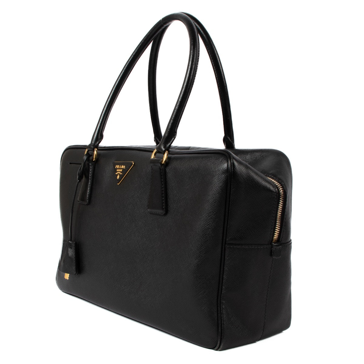 Shop safe online at Labellov in Antwerp, Brussels and Knokke this 100% authentic second hand Prada Black Saffiano Leather Boston Top Handle. Veilig online tweedehands authentiek Prada Black Saffiano Leather Boston Top Handle handtas bij Labellov kopen.