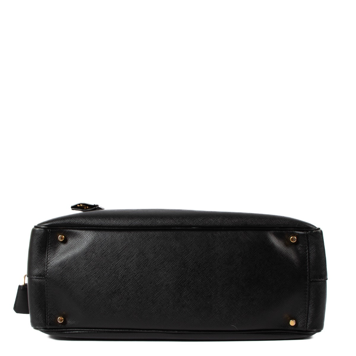 Shop safe online at Labellov in Antwerp, Brussels and Knokke this 100% authentic second hand Prada Black Saffiano Leather Boston Top Handle. Veilig online tweedehands authentiek Prada Black Saffiano Leather Boston Top Handle handtas bij Labellov kopen.