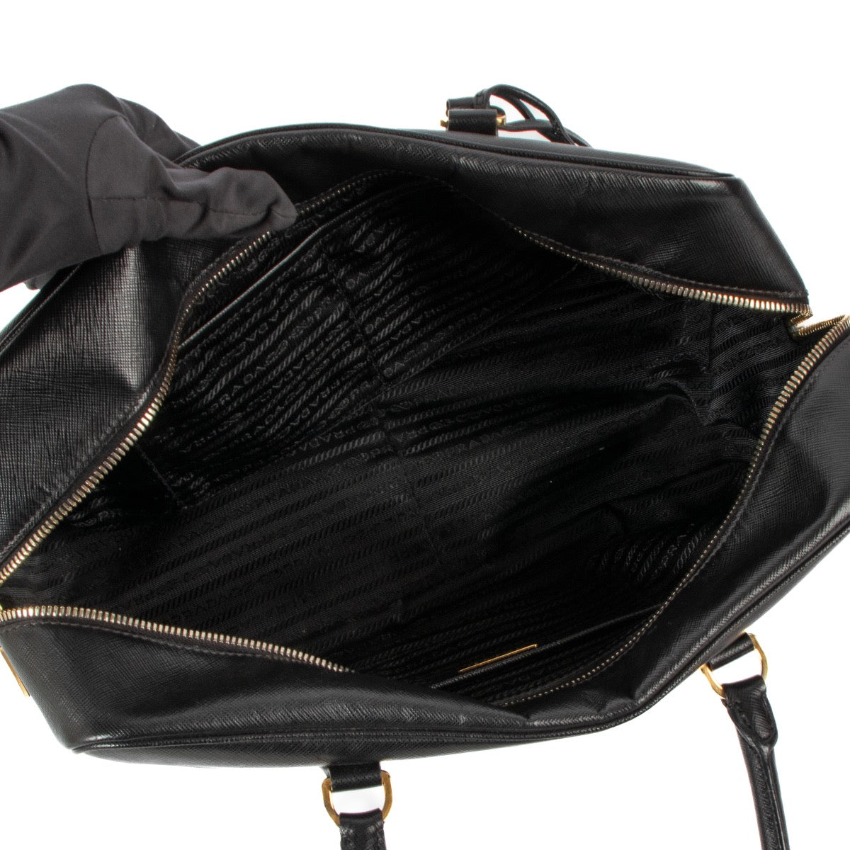 Shop safe online at Labellov in Antwerp, Brussels and Knokke this 100% authentic second hand Prada Black Saffiano Leather Boston Top Handle. Veilig online tweedehands authentiek Prada Black Saffiano Leather Boston Top Handle handtas bij Labellov kopen.