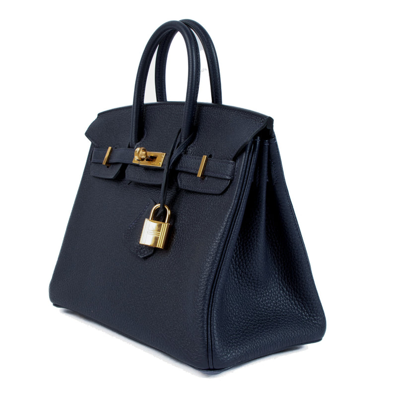 Hermès Birkin 25 Bleu Nuit Togo with Gold Hardware aan de beste prijs bij Labellov. Wij kopen en verkopen aan de beste prijs bij Labellov tweedehands luxe expert in Antwerpen en Knokke.