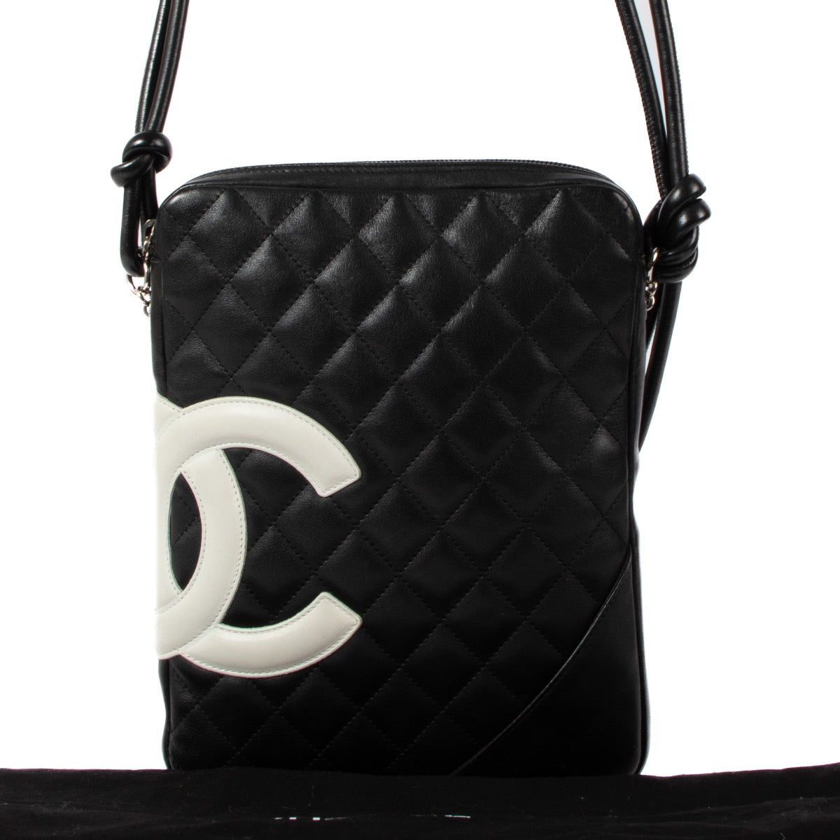 Shop safe online at Labellov in Antwerp, Brussels and Knokke this 100% authentic second hand Chanel Black Ligne Cambon Crossbody Bag. veilig online tweedehands authentieke Chanel Black Ligne Cambon Crossbody handtas kopen bij Labellov.