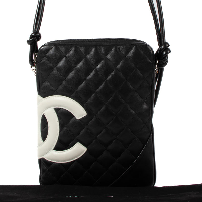 Shop safe online at Labellov in Antwerp, Brussels and Knokke this 100% authentic second hand Chanel Black Ligne Cambon Crossbody Bag. veilig online tweedehands authentieke Chanel Black Ligne Cambon Crossbody handtas kopen bij Labellov.
