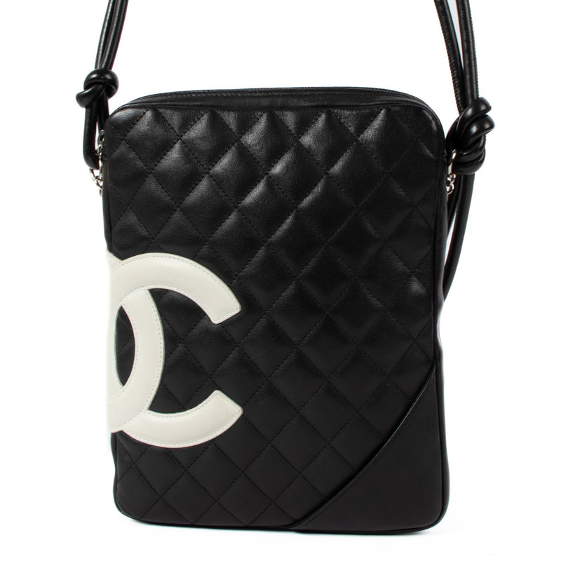 Shop safe online at Labellov in Antwerp, Brussels and Knokke this 100% authentic second hand Chanel Black Ligne Cambon Crossbody Bag. veilig online tweedehands authentieke Chanel Black Ligne Cambon Crossbody handtas kopen bij Labellov.