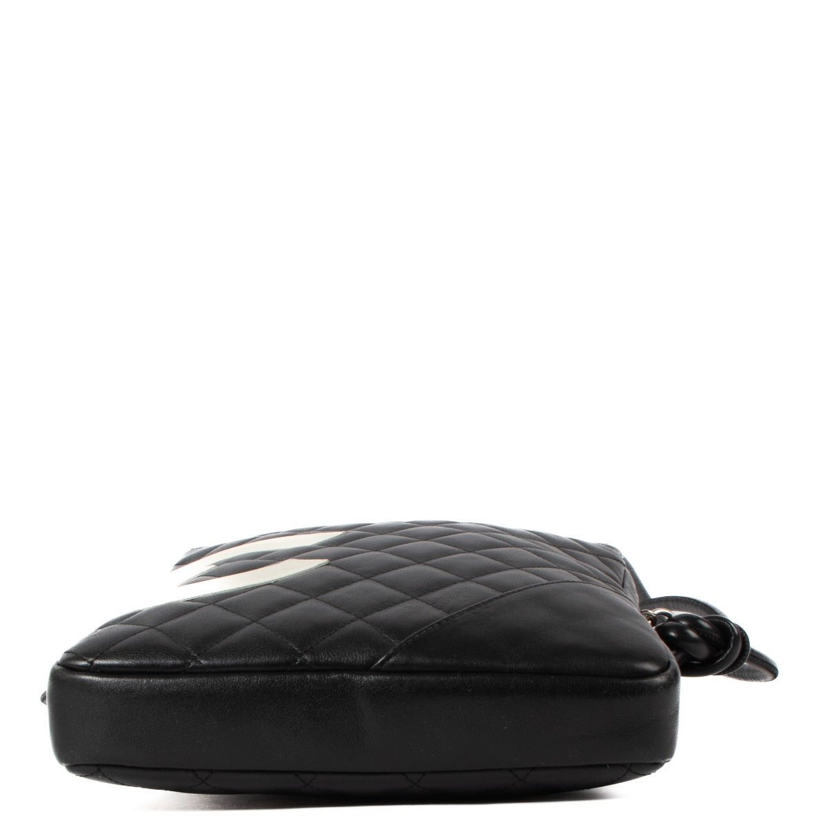 Shop safe online at Labellov in Antwerp, Brussels and Knokke this 100% authentic second hand Chanel Black Ligne Cambon Crossbody Bag. veilig online tweedehands authentieke Chanel Black Ligne Cambon Crossbody handtas kopen bij Labellov.