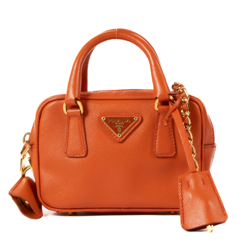 Koop en verkoop uw authentieke designer tassen zoals deze Prada Orange Nano Galleria Bag aan de beste prijs bij Labellov tweedehands luxe in Antwerpen, Knokke en Brussel.