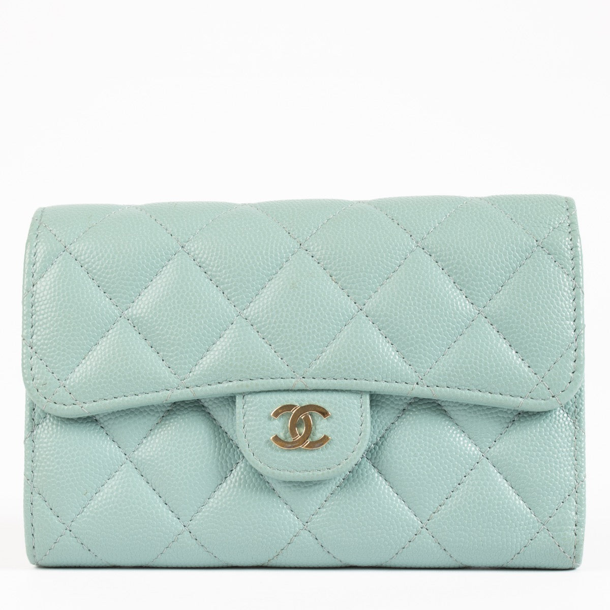 Shop safe online at Labellov in Antwerp, Brussels and Knokke this 100% authentic second hand Chanel Blue Caviar Classic Wallet