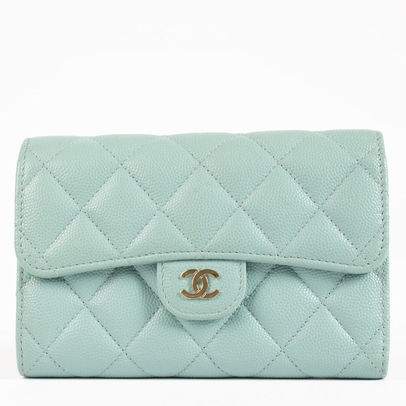 Shop safe online at Labellov in Antwerp, Brussels and Knokke this 100% authentic second hand Chanel Blue Caviar Classic Wallet