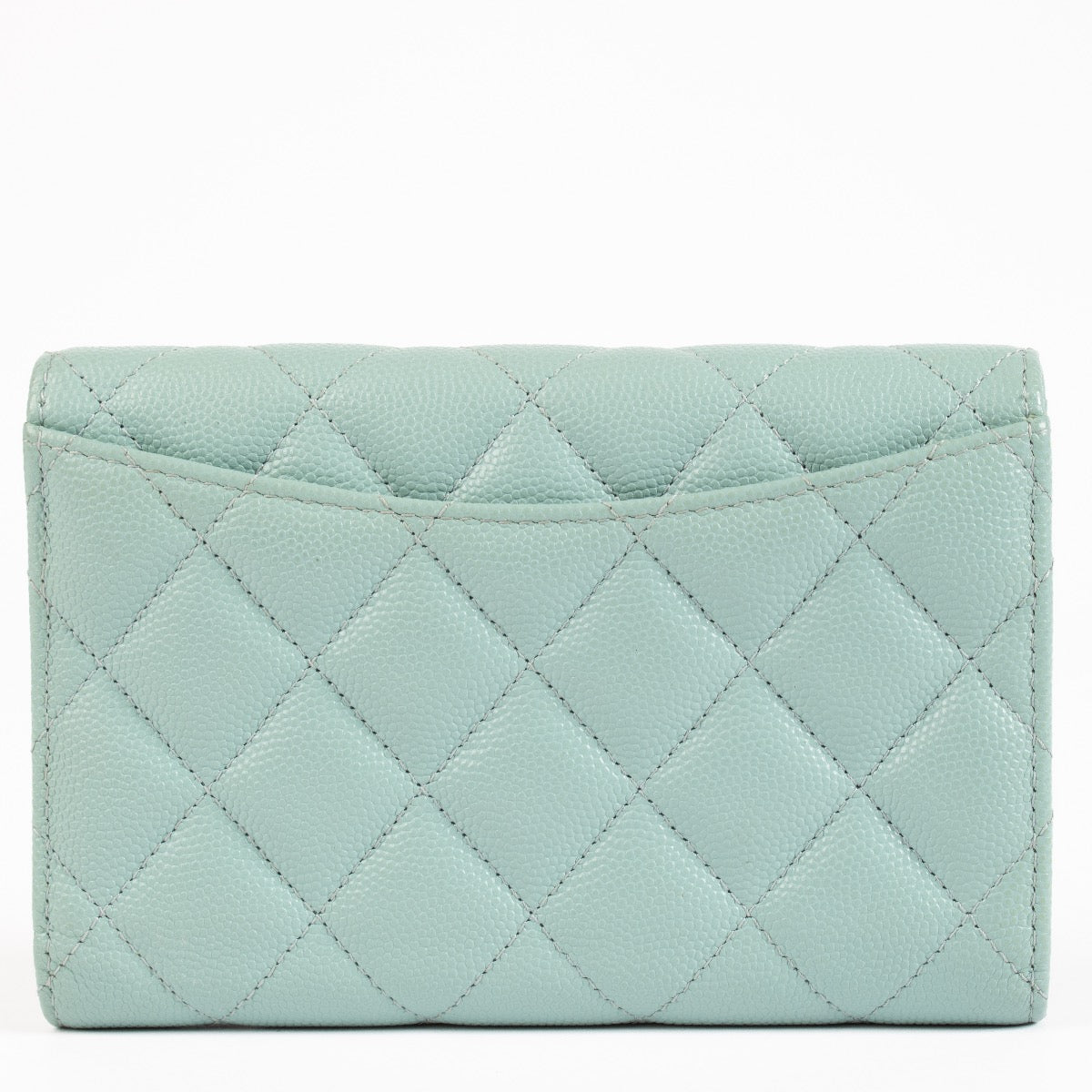 Shop safe online at Labellov in Antwerp, Brussels and Knokke this 100% authentic second hand Chanel Blue Caviar Classic Wallet