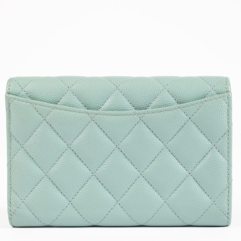Shop safe online at Labellov in Antwerp, Brussels and Knokke this 100% authentic second hand Chanel Blue Caviar Classic Wallet