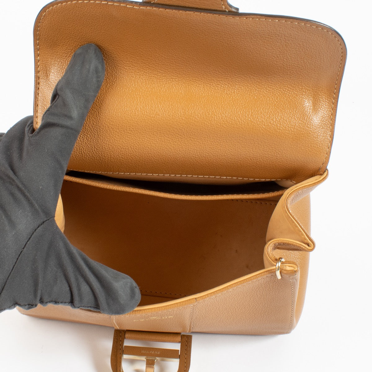 Shop safe online at Labellov in Antwerp, Brussels and Knokke this 100% authentic second hand Delvaux Végétal Rodéo Mini Brillant + Strap