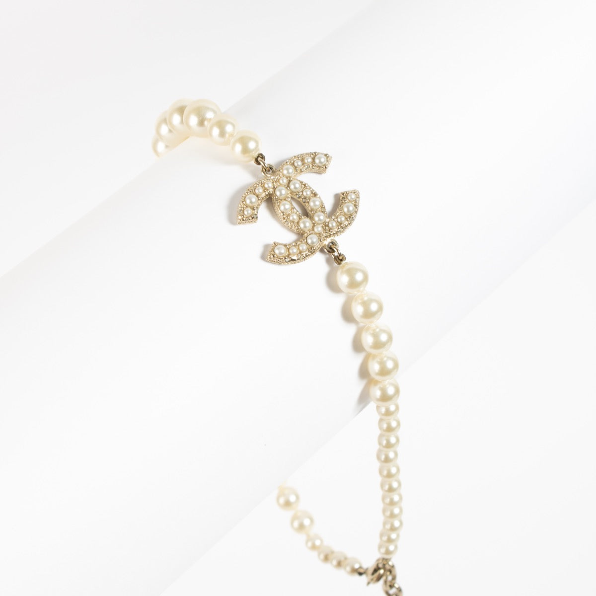 Shop safe online at Labellov in Antwerp, Brussels and Knokke this 100% authentic second hand Chanel 19v Faux Pearl Chocker Necklace. Veilig online tweedehands authentieke Chanel 19v Faux Pearl Chocker ketting kopen bij Labellov