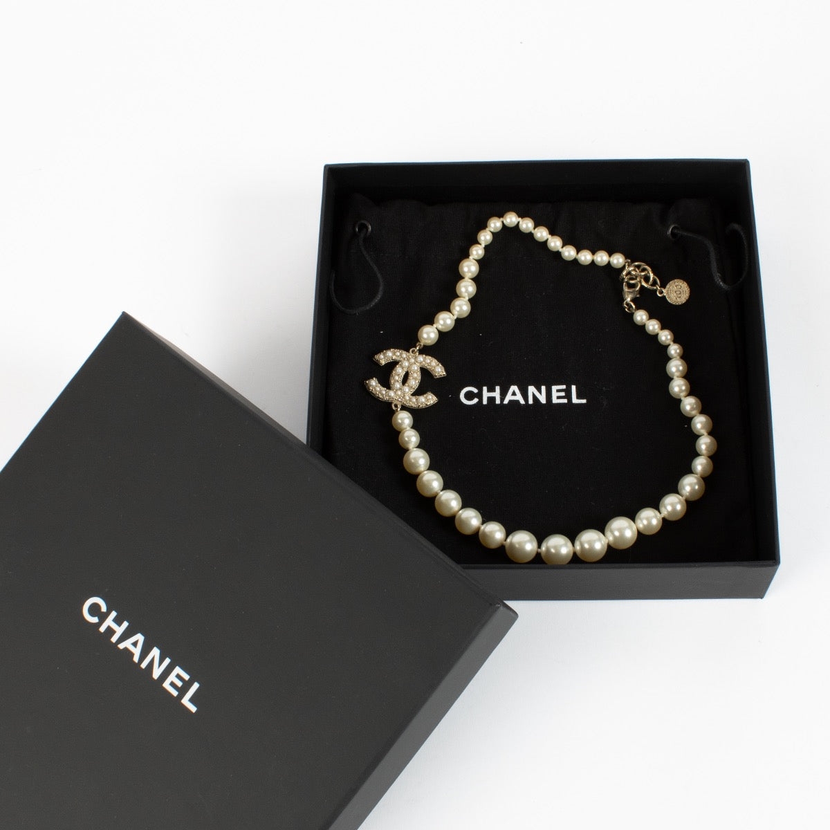 Shop safe online at Labellov in Antwerp, Brussels and Knokke this 100% authentic second hand Chanel 19v Faux Pearl Chocker Necklace. Veilig online tweedehands authentieke Chanel 19v Faux Pearl Chocker ketting kopen bij Labellov