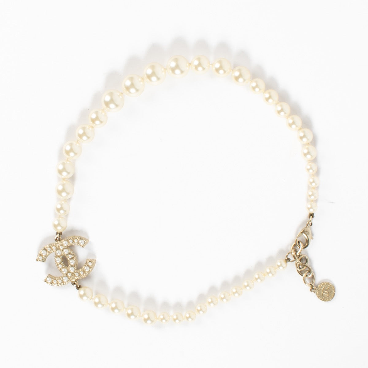 Shop safe online at Labellov in Antwerp, Brussels and Knokke this 100% authentic second hand Chanel 19v Faux Pearl Chocker Necklace. Veilig online tweedehands authentieke Chanel 19v Faux Pearl Chocker ketting kopen bij Labellov