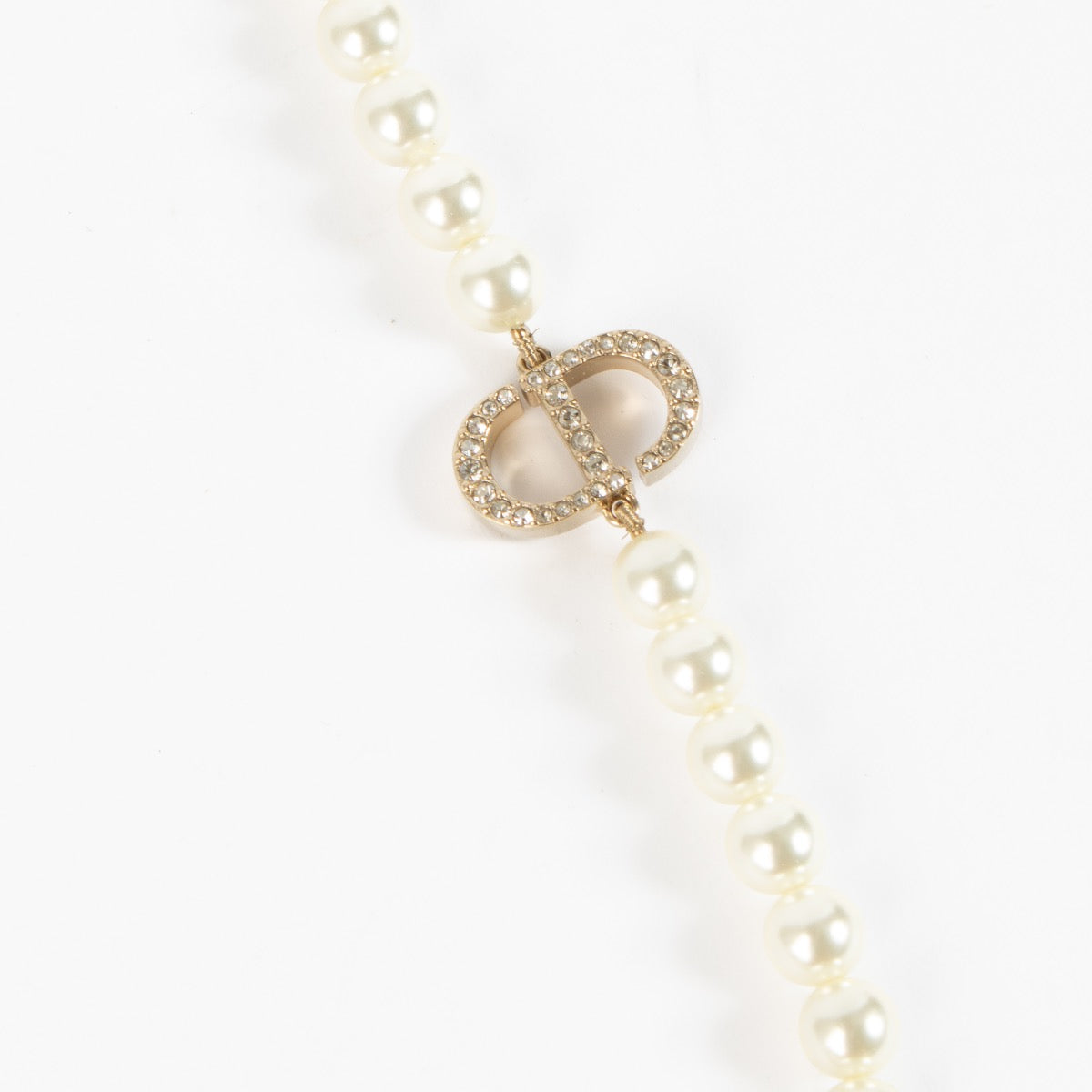 Shop safe online at Labellov in Antwerp, Brussels and KNokke this 100% authentic second hand Christian Dior Gold 30 Montaigne Necklace. Veilig online tweedehands authentieke Christian Dior Gold 30 Montaigne ketting kopen bij Labellov.