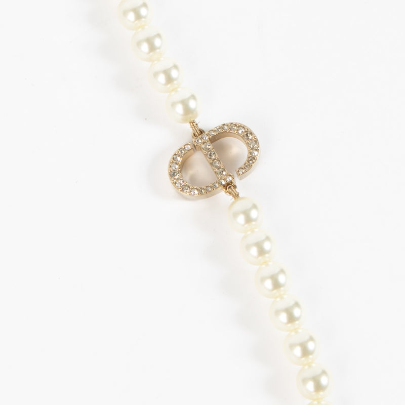 Shop safe online at Labellov in Antwerp, Brussels and KNokke this 100% authentic second hand Christian Dior Gold 30 Montaigne Necklace. Veilig online tweedehands authentieke Christian Dior Gold 30 Montaigne ketting kopen bij Labellov.