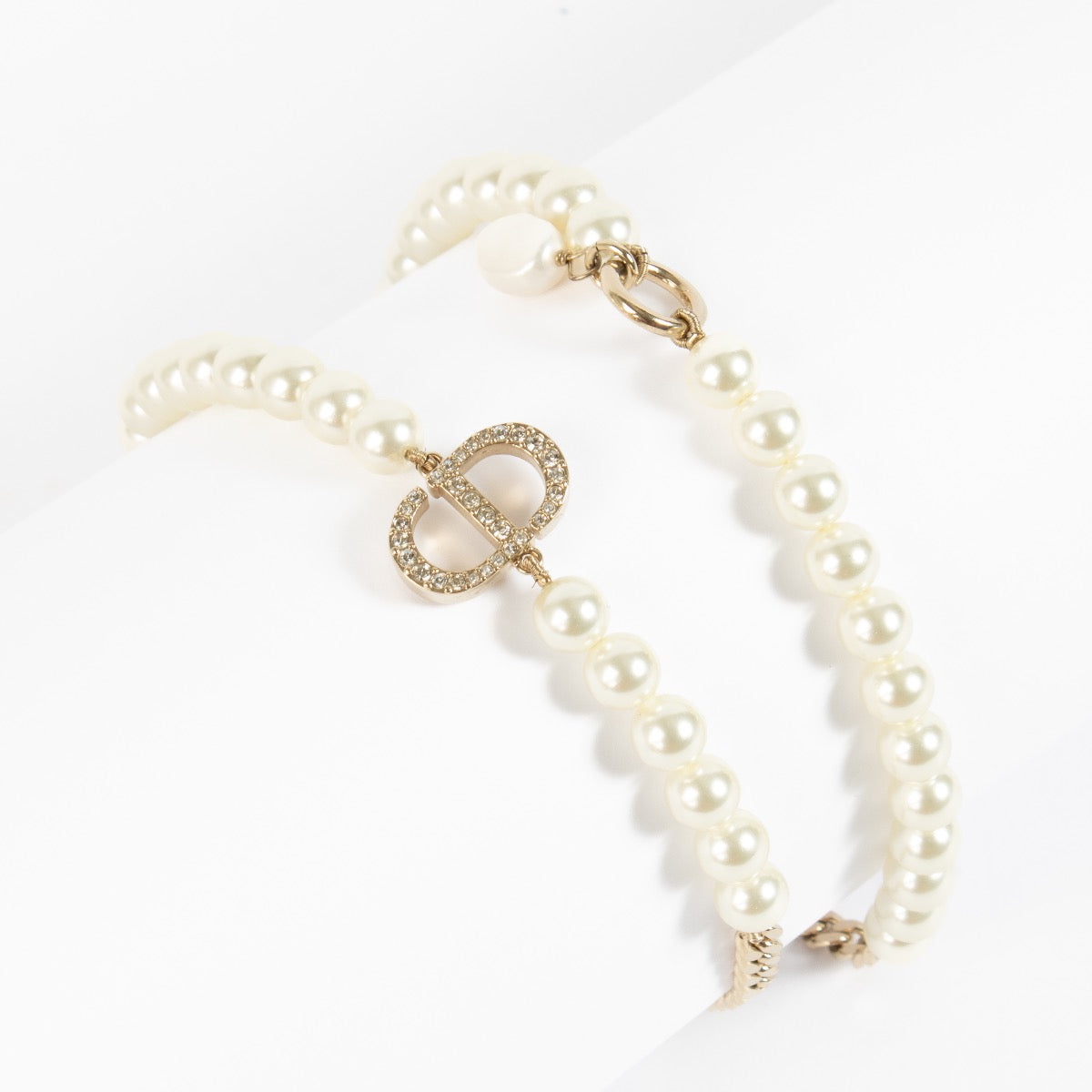 Shop safe online at Labellov in Antwerp, Brussels and KNokke this 100% authentic second hand Christian Dior Gold 30 Montaigne Necklace. Veilig online tweedehands authentieke Christian Dior Gold 30 Montaigne ketting kopen bij Labellov.