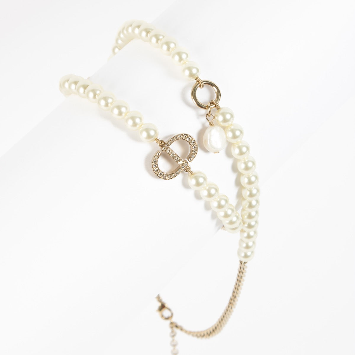 Shop safe online at Labellov in Antwerp, Brussels and KNokke this 100% authentic second hand Christian Dior Gold 30 Montaigne Necklace. Veilig online tweedehands authentieke Christian Dior Gold 30 Montaigne ketting kopen bij Labellov.