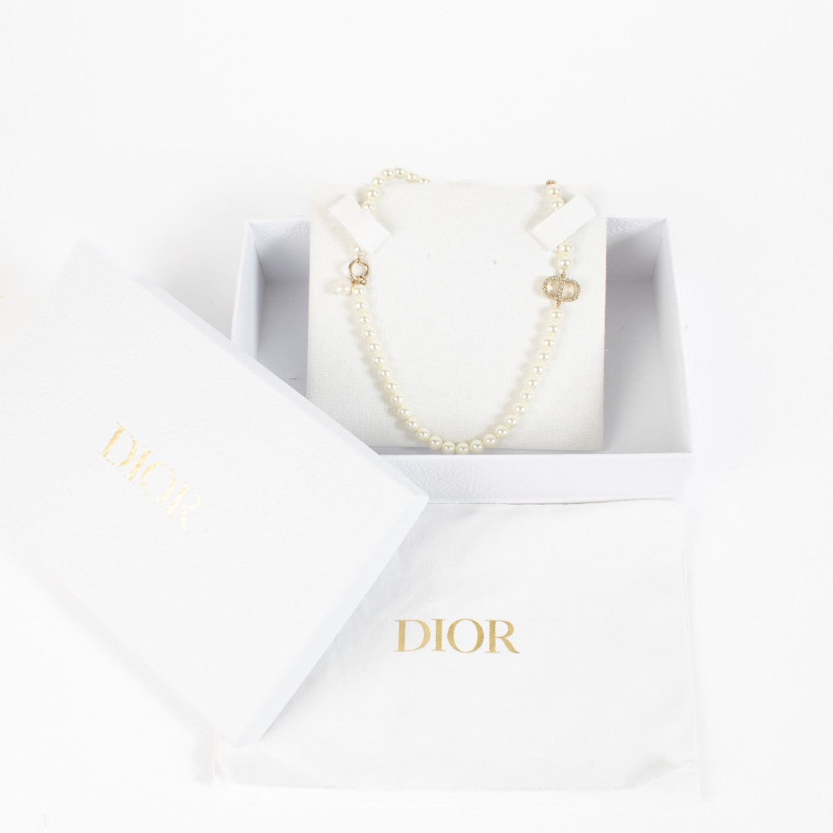 Shop safe online at Labellov in Antwerp, Brussels and KNokke this 100% authentic second hand Christian Dior Gold 30 Montaigne Necklace. Veilig online tweedehands authentieke Christian Dior Gold 30 Montaigne ketting kopen bij Labellov.