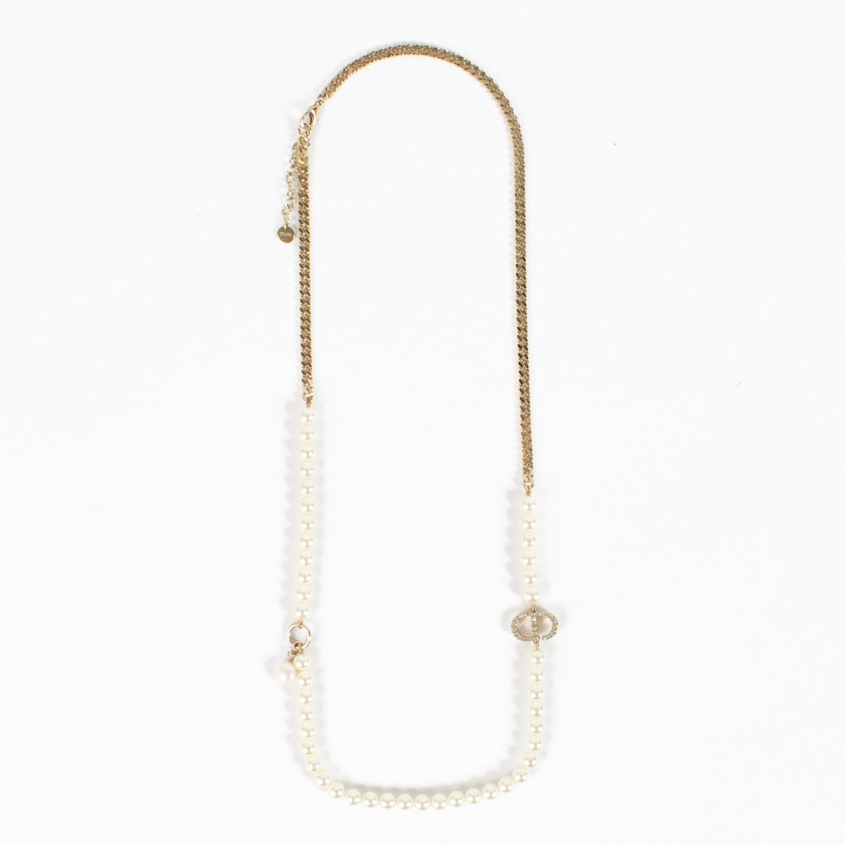 Shop safe online at Labellov in Antwerp, Brussels and KNokke this 100% authentic second hand Christian Dior Gold 30 Montaigne Necklace. Veilig online tweedehands authentieke Christian Dior Gold 30 Montaigne ketting kopen bij Labellov.