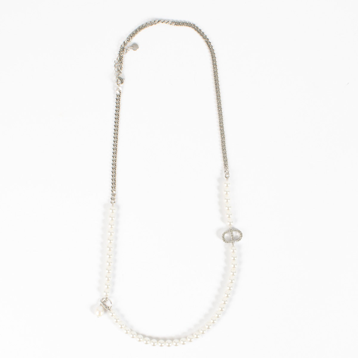 Shop safe online at Labellov in Antwerp, Brussels and Knokke this 100% authentic second hand Christian Dior Silver 30 Montaigne Necklace. Veilig online tweedehands authentieke Christian Dior Silver 30 Montaigne ketting kopen bij Labellov.