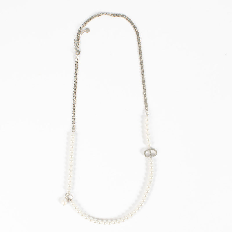 Shop safe online at Labellov in Antwerp, Brussels and Knokke this 100% authentic second hand Christian Dior Silver 30 Montaigne Necklace. Veilig online tweedehands authentieke Christian Dior Silver 30 Montaigne ketting kopen bij Labellov.