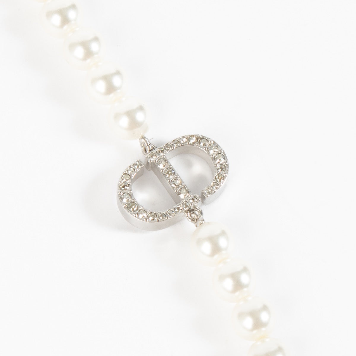 Shop safe online at Labellov in Antwerp, Brussels and Knokke this 100% authentic second hand Christian Dior Silver 30 Montaigne Necklace. Veilig online tweedehands authentieke Christian Dior Silver 30 Montaigne ketting kopen bij Labellov.